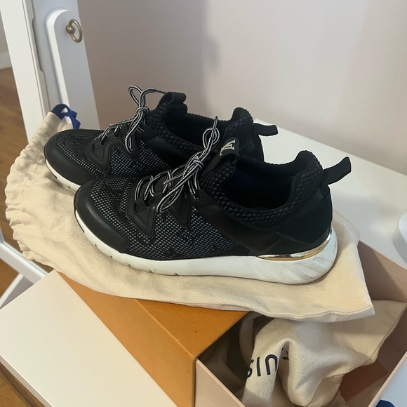 Louis Vuitton sneakers - Picture 1 of 5